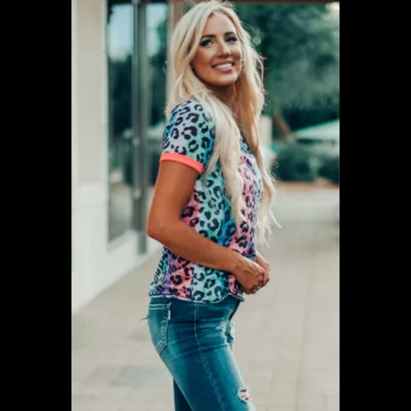 ‼️CLEARANCE PRICE FIRM‼️Multicolor Leopard T-shirt - Picture 3 of 7